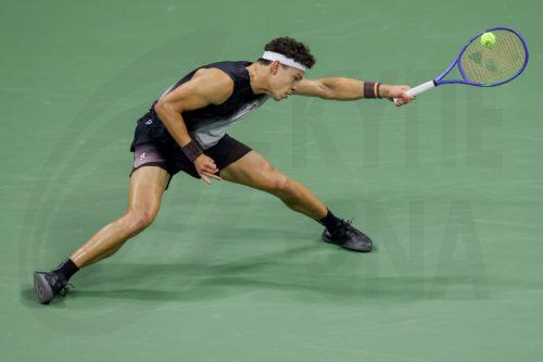 epa13233424 Ben Shelton of the US in action against Frances Tiafoe of the US during their Men's Singles semi-final at the US Open Tennis Championships at the USTA Billie Jean King National Tennis Center in Flushing Meadows, New York, USA, 11 September 2026. The 2026 US Open tournament runs from 23 August to 13 September.  EPA/BRIAN HIRSCHFELD