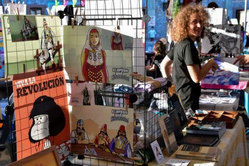 Πλήθος επισκεπτών και εκθετών με ιδιαίτερες εμφανίσεις που θύμιζαν φιγούρες από κόμικς, πέρασαν από την αυλή στο Artistic Alley όπου φιλοξενήθηκε το τριήμερο του 8ου Φεστιβάλ κόμικς στη Λάρισα την Κυριακή 06 Σεπτεμβρίου 2026 (δημοσιεύεται Σάββατο 12 Σεπτεμβρίου 2026) . Με τη συμμετοχή περισσότερων από 140 δημιουργών από την Ελλάδα και το εξωτερικό και με...