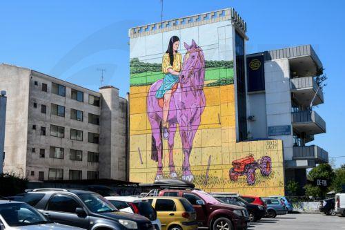 Τοιχογραφία στην πόλη της Λάρισας απο τον καλλιτέχνη "Taxis" στη Λάρισα, την Κυριακή 06 Σεπτεμβρίου 2026 (δημοσιεύεται Σάββατο 12 Σεπτεμβρίου 2026) . Με τη συμμετοχή περισσότερων από 140 δημιουργών από την Ελλάδα και το εξωτερικό και με μεγάλη προσέλευση κόσμου πραγματοποιήθηκε στον Μύλο του Παππά στη Λάρισα το 8ο LA Comics Festival, κόμικς, το τριήμερο...