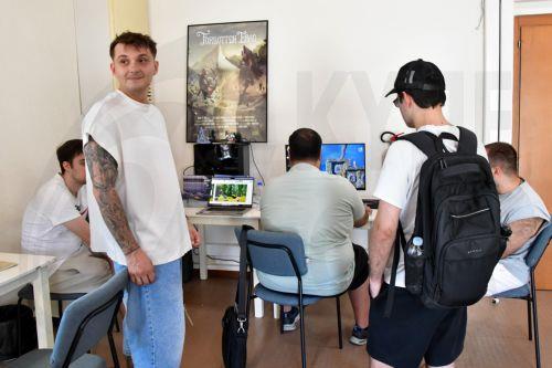 Η ομάδα κατασκευής video-games δοκιμάζουν το  παιχνιδι forgotten eras, που κατασκεύασαν και συμπεριλαμβάνεται στο play station, στο πλαίσιο του 8ου Φεστιβάλ κόμικς στη Λάρισα την Κυριακή 06 Σεπτεμβρίου 2026 (δημοσιεύεται Σάββατο 12 Σεπτεμβρίου 2026) . Με τη συμμετοχή περισσότερων από 140 δημιουργών από την Ελλάδα και το εξωτερικό και με μεγάλη προσέλευση...