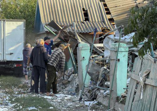 epa13233519 People clean debris at the site of a Russian strike on a building in Zaporizhzhia, Ukraine, 12 September 2026, amid the ongoing Russian invasion. At least two people were killed and four others injured in the Russian attack on Zaporizhzhia, according to the Ukrainian State Emergency Service (SES).  EPA/DARYNA NAUMOVA