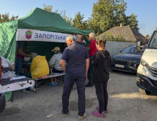 epa13233521 People speak with officials at the site of a Russian strike on a building in Zaporizhzhia, Ukraine, 12 September 2026, amid the ongoing Russian invasion. At least two people were killed and four others injured in the Russian attack on Zaporizhzhia, according to the Ukrainian State Emergency Service (SES).  EPA/DARYNA NAUMOVA