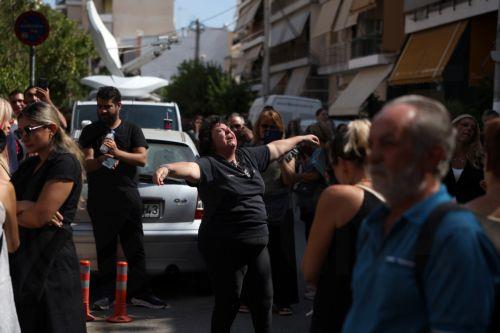Κόσμος προσέρχεται στην εξόδιο ακολουθία του τραγουδιστή Γιώργου Μαζωνάκη, στον Ι.Ν.Αγίας Τριάδας στη Νίκαια, Δευτέρα 14 Σεπτεμβρίου 2026. Ο δημοφιλής τραγουδιστής έφυγε από τη ζωή στις 9 Σεπτεμβρίου, σε ηλικία 54 ετών, μετά από καρδιακή ανακοπή. Η εξόδιος ακολουθία τελείται στον Ιερό Ναό Αγίας Τριάδας στη Νίκαια, ενώ η σορός του Γιώργου Μαζωνάκη τέθηκε σε...