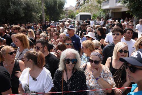 Κόσμος παρίσταται στην εξόδιο ακολουθία του τραγουδιστή Γιώργου Μαζωνάκη, στον Ι.Ν.Αγίας Τριάδας στη Νίκαια, Δευτέρα 14 Σεπτεμβρίου 2026. Ο δημοφιλής τραγουδιστής έφυγε από τη ζωή στις 9 Σεπτεμβρίου, σε ηλικία 54 ετών, μετά από καρδιακή ανακοπή. Η εξόδιος ακολουθία τελείται στον Ιερό Ναό Αγίας Τριάδας στη Νίκαια, ενώ η σορός του Γιώργου Μαζωνάκη τέθηκε σε...