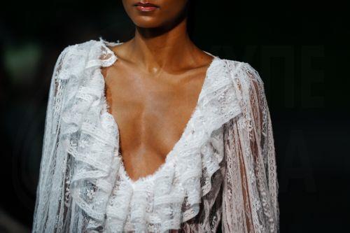 epa13242569 A model presents a creation by Frederick Anderson for the Spring/Summer 2027 collection during New York Fashion Week in New York, New York, USA, 15 September 2026. New York Fashion Week runs from 10 to 15 September 2026.  EPA/OLGA FEDOROVA