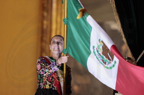 epa13242968 Mexican President Claudia Sheinbaum holds a national flag during the celebration of the Cry of Independence, from the balcony of the National Palace in the Zocalo of Mexico City, Mexico, 15 September 2026. Mexican Independence Day is celebrated on 16 September, commemorating the start of the war of independence from Spain in 1810.  EPA/JOSE...