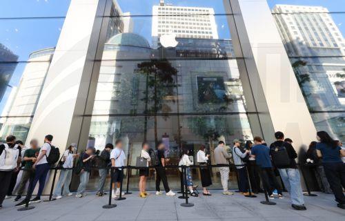 epa13246986 Shoppers queue for the launch of iPhone 18 series smartphones at an Apple Store in Seoul, South Korea, 18 September 2026.  EPA/YONHAP SOUTH KOREA OUT