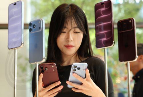 epa13246987 A customer looks at iPhone 18 series smartphones at an Apple Store in Seoul, South Korea, 18 September 2026, as Apple launch its new iPhone models on the South Korean market.  EPA/YONHAP SOUTH KOREA OUT