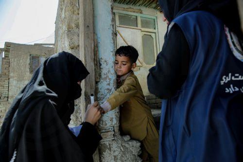 epa13254090 A health worker marks a child's finger after administering a polio vaccine during a door-to-door vaccination campaign in Kabul, Afghanistan, 21 September 2026. Afghanistan has launched a polio vaccination campaign as part of synchronized immunization efforts with neighboring Pakistan to curb the spread of wild poliovirus. Afghanistan has...