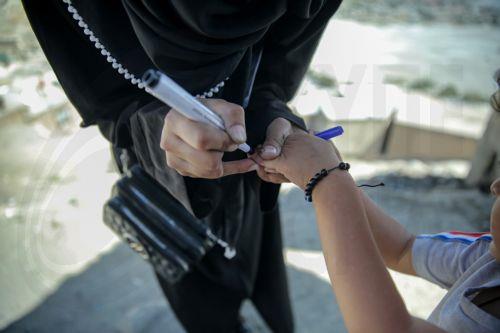 epa13254094 A health worker marks a child's finger after administering a polio vaccine during a door-to-door vaccination campaign in Kabul, Afghanistan, 21 September 2026. Afghanistan has launched a polio vaccination campaign as part of synchronized immunization efforts with neighboring Pakistan to curb the spread of wild poliovirus. Afghanistan has...