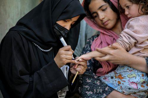 epa13254097 A health worker marks a child's finger after administering a polio vaccine during a door-to-door vaccination campaign in Kabul, Afghanistan, 21 September 2026. Afghanistan has launched a polio vaccination campaign as part of synchronized immunization efforts with neighboring Pakistan to curb the spread of wild poliovirus. Afghanistan has...