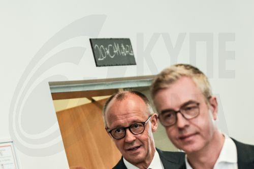 epa13254105 German Chancellor and leader of the Christian Democratic Union (CDU) Friedrich Merz (L) and Christian Democratic Union (CDU) top candidate for the Berlin House of Representatives election 2026, Stefan Evers (R) arrive for a press conference at CDU party's headquaters after a CDU party board meeting in Berlin, Germany, 21 September 2026....