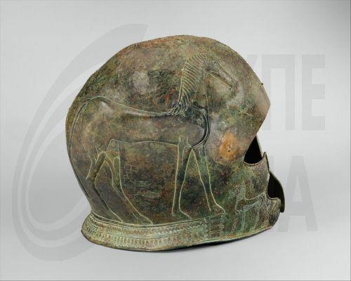 (ΞΕΝΗ ΔΗΜΟΣΙΕΥΣΗ) Στη φωτογραφία εικονίζεται χάλκινο ενεπίγραφο κράνος με σφυρήλατη διακόσμηση αντιθετικών αλόγων. Αφρατί Ηρακλείου. Ύψος 24, 5 εκ. (Ύστερος 7ος αι. π.Χ.). Δεκαπέντε αρχαιότητες επιστρέφουν στην Ελλάδα από τις Ηνωμένες Πολιτείες Αμερικής, οι οποίες είχαν απομακρυνθεί παράνομα, από τη χώρα. Η παράδοσή τους στην Υπουργό Πολιτισμού Λίνα...