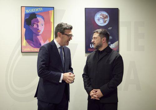 epa13256756 A handout photo made available by the Ukrainian Presidential Press Service shows Ukrainian President Volodymyr Zelensky (R) meeting with British Prime Minister Andy Burnham (L) in New York, USA, 22 September 2026. World leaders arrived in New York to attend the 81st session of the United Nations General Assembly.  EPA/PRESIDENTIAL PRESS SERVICE...