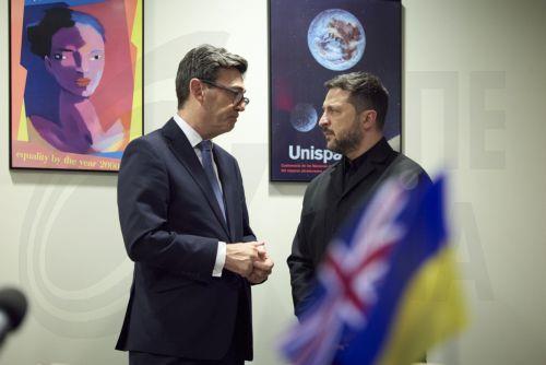 epa13256759 A handout photo made available by the Ukrainian Presidential Press Service shows Ukrainian President Volodymyr Zelensky (R) meeting with British Prime Minister Andy Burnham (L) in New York, USA, 22 September 2026. World leaders arrived in New York to attend the 81st session of the United Nations General Assembly.  EPA/PRESIDENTIAL PRESS SERVICE...