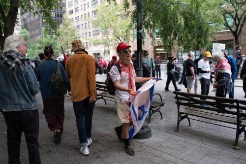 epa13261400 Demonstrators protest against Israeli Prime Minister Benjamin Netanyahu's visit to the United Nations in New York, New York, USA, 24 September 2026.  EPA/GABRIEL PEVIDE
