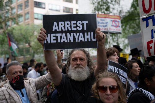 epa13261402 A demonstrator holds up a sign during a protest against the visit of Israeli Prime Minister Benjamin Netanyahu to the United Nations in New York, New York, USA, 24 September 2026.  EPA/GABRIEL PEVIDE