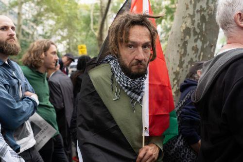 epa13261418 A demonstrator protests against the visit of Israeli Prime Minister Benjamin Netanyahu to the United Nations in New York, New York, USA, 24 September 2026.  EPA/GABRIEL PEVIDE