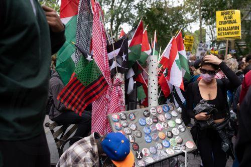 epa13261436 Demonstrators protest against Israeli Prime Minister Benjamin Netanyahu's visit to the United Nations in New York, New York, USA, 24 September 2026.  EPA/GABRIEL PEVIDE