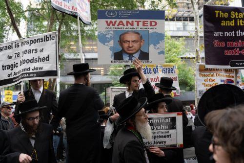 epa13261437 Demonstrators protest against Israeli Prime Minister Benjamin Netanyahu's visit to the United Nations in New York, New York, USA, 24 September 2026.  EPA/GABRIEL PEVIDE