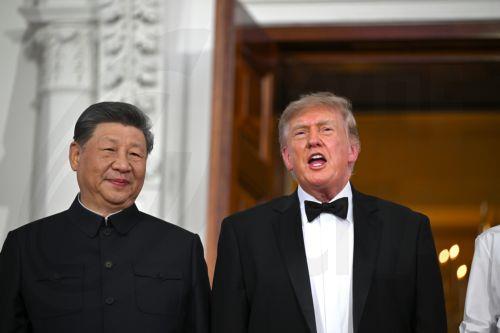 epa13261557 US President Donald J. Trump (R) greets President Xi Jinping (L) of The People’s Republic of China in front of the Grand Staircase in the Grand Foyer of the White House in Washington, DC, USA, 24 September 2026.  EPA/Annabelle Gordon / POOL