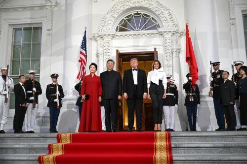 epa13261558 US President Donald J. Trump (C-R) and first lady Melania Trump (R) greet President Xi Jinping (C-L), of The People’s Republic of China, and Madame Peng Liyuan (L) on the North Portico of the White House in Washington, DC, USA, 24 September 2026.  EPA/Annabelle Gordon / POOL