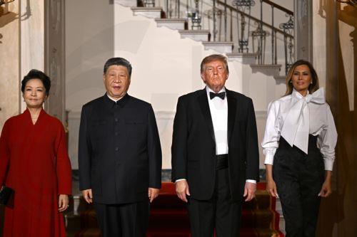 epa13261559 US President Donald J. Trump (2-R) and first lady Melania Trump (R), and President Xi Jinping (2-L), of The People’s Republic of China, and Madame Peng Liyuan (L) pose for a group photo in front of the Grand Staircase in the Grand Foyer of the White House in Washington, DC, USA, 24 September 2026.  EPA/Annabelle Gordon / POOL