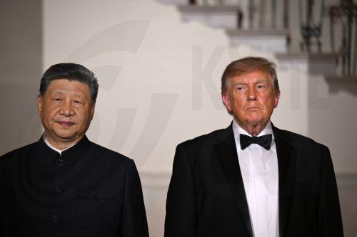 epa13261561 US President Donald J. Trump (R) greets President Xi Jinping (L) of The People’s Republic of China in front of the Grand Staircase in the Grand Foyer of the White House in Washington, DC, USA, 24 September 2026.  EPA/Annabelle Gordon / POOL