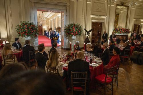 epa13261584 President Xi Jinping (C) of The People’s Republic of China, makes remarks as he and US President Donald J. Trump exchange toasts at the State Dinner in the East Room of the White House in Washington, DC, USA, 24 September 2026.  EPA/Annabelle Gordon / POOL