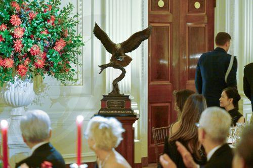 epa13261588 A statue of a bald eagle presented as a gift by US President Donald J. Trump to President Xi Jinping of The People’s Republic of China at the State Dinner in the East Room of the White House in Washington, DC, USA, 24 September 2026.  EPA/Annabelle Gordon / POOL