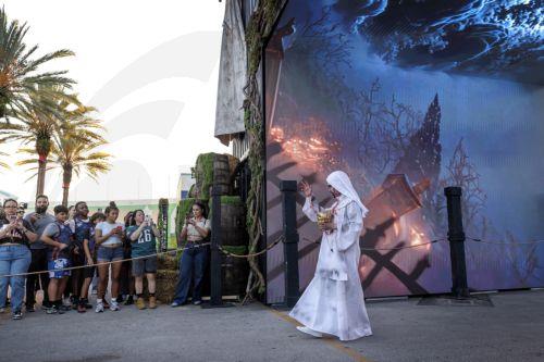 epa13261620 People attend the opening day of the 'Sounds of Screams' Halloween theme park in Miami, Florida, USA, 24 September 2026. 'Sounds of Screams' is a Halloween-themed amusement park in Miami featuring haunted houses, live scare actors, and horror-themed attractions.  EPA/CRISTOBAL HERRERA-ULASHKEVICH