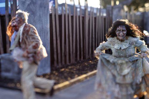 epa13261621 Actors perform during the opening day of the 'Sounds of Screams' Halloween theme park in Miami, Florida, USA, 24 September 2026. 'Sounds of Screams' is a Halloween-themed amusement park in Miami featuring haunted houses, live scare actors, and horror-themed attractions.  EPA/CRISTOBAL HERRERA-ULASHKEVICH