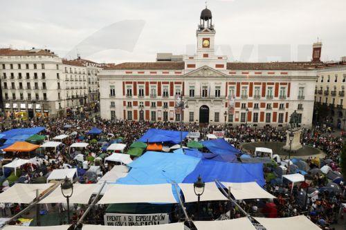 epa13266888 Dozens of tents have been set up in Puerta del Sol in Madrid, Spain, 27 September 2026. Hundreds of people spent the early hours of 27 September camping there to protest the contry's housing crisis. The encampment began late 26 September evening, following a demonstration in central Madrid protesting the eviction of Maricarmen - an elderly woman...
