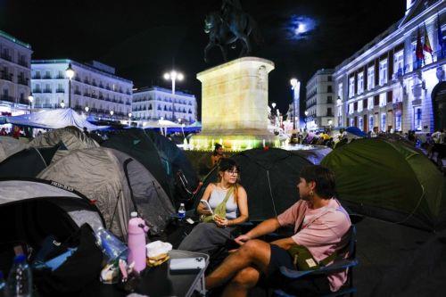 epa13267428 People camp in protest at Puerta del Sol in Madrid, Spain, 27 September 2026. The encampment began on the evening of 26 September following a demonstration over the eviction of Maricarmen, an elderly woman forced to leave the rental home where she had lived for more than 70 years, and calling for measures to address the housing crisis. ...