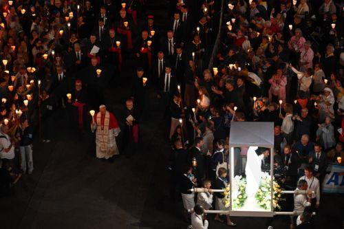 epaselect epa13267263 Pope Leo XIV (C) takes part in the prayer of the Holy Rosary and a candlelight procession at the Grotto of Massabielle, a Catholic place of pilgrimage situated beneath the Basilica of Our Lady of the Rosary, at the Sanctuary of Lourdes, France, 27 September 2026. The Pontiff's apostolic journey to France runs from 25 to 28 September...
