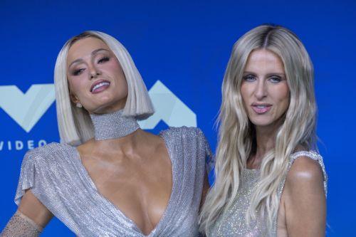 epa13267484 US media personality Paris Hilton (L) and US socialite Nicky Hilton arrive at the 2026 MTV Video Music Awards at the Peacock Theater in Los Angeles, California, USA, 27 September 2026.  EPA/JILL CONNELLY