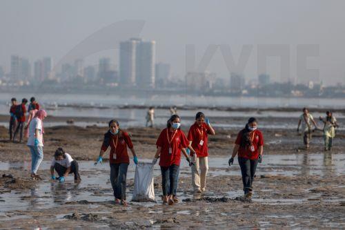 epa13267699 Students of Vivekanand Education Society (VES), in collaboration with Vanashakti, clean Dadar Beach in Mumbai, India, 28 September 2026. The initiative aims to raise awareness and encourage action towards cleaner, safer, and greener coasts for all.  EPA/DIVYAKANT SOLANKI