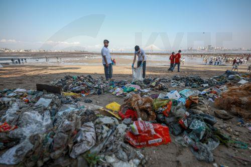 epa13267691 Students of Vivekanand Education Society (VES), in collaboration with Vanashakti, clean Dadar Beach in Mumbai, India, 28 September 2026. The initiative aims to raise awareness and encourage action towards cleaner, safer, and greener coasts for all.  EPA/DIVYAKANT SOLANKI