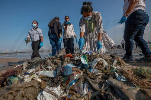 epa13267705 Students of Vivekanand Education Society (VES), in collaboration with Vanashakti, clean Dadar Beach in Mumbai, India, 28 September 2026. The initiative aims to raise awareness and encourage action towards cleaner, safer, and greener coasts for all.  EPA/DIVYAKANT SOLANKI