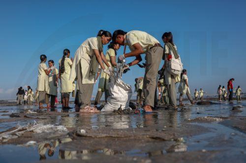 epa13267706 Students of Vivekanand Education Society (VES), in collaboration with Vanashakti, clean Dadar Beach in Mumbai, India, 28 September 2026. The initiative aims to raise awareness and encourage action towards cleaner, safer, and greener coasts for all.  EPA/DIVYAKANT SOLANKI
