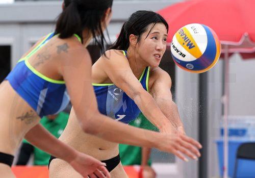 epa13267749 Shin Ji-eun (R) and Kim Jeong-ah of South Korea in action during the women's Round of 16 beach volleyball match against China at the 2026 Asian Games at Hekinan Ryokuchi Beach Court in Hekinan, Aichi Prefecture, Japan, 28 September 2026. The Asian Games run from 19 September to 04 October 2026.  EPA/YONHAP SOUTH KOREA OUT