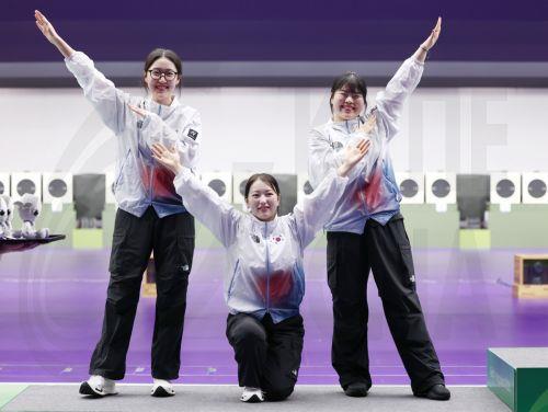 epa13267796 (L-R) Yang Ji-in, Bong Seo-rin and Oh Ye-jin of South Korea celebrate during the medal ceremony after winning silver in the women's 25-meter pistol shooting team event at the 2026 Asian Games at Aichi Prefectural General Shooting Gallery in Toyota, Japan, 28 September 2026. The Asian Games run from 19 September to 04 October 2026.  EPA/YONHAP...