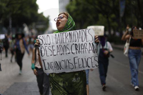 epa13269710 A woman holds a sign that reads 'Only wanted pregnancies will raise happy childhoods' ('Solo maternidades deseadas criaran infancias felices') during a demonstration marking the Global Day of Action for Access to Legal and Safe Abortion in Mexico City, Mexico, 28 September 2026.  EPA/SASHENKA GUTIERREZ