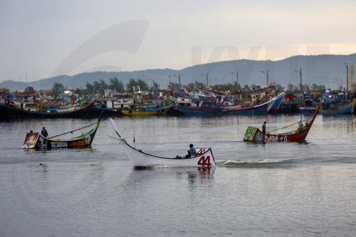 epa13269787 Fishermen return from sea at the traditional fishing port in Banda Aceh, Indonesia, 29 September 2026. The Meteorology, Climatology, and Geophysics Agency (BMKG) issued an early warning for high waves up to four meter meters—expected to occur in several Indonesian regions.  EPA/HOTLI SIMANJUNTAK