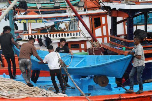 epa13269789 Fishermen moor their boat after returning from sea at the traditional fishing port in Banda Aceh, Indonesia, 29 September 2026. The Meteorology, Climatology, and Geophysics Agency (BMKG) issued an early warning for high waves up to four meter meters—expected to occur in several Indonesian regions.  EPA/HOTLI SIMANJUNTAK