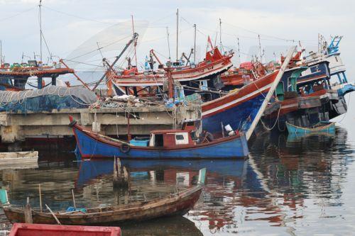 epa13269790 Fishermen moor their boat after returning from sea at the traditional fishing port in Banda Aceh, Indonesia, 29 September 2026. The Meteorology, Climatology, and Geophysics Agency (BMKG) issued an early warning for high waves up to four meter meters—expected to occur in several Indonesian regions.  EPA/HOTLI SIMANJUNTAK