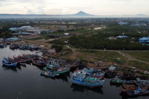 epa13269793 An aerial view of fishermen returning from sea at the traditional fishing port in Banda Aceh, Indonesia, 29 September 2026. The Meteorology, Climatology, and Geophysics Agency (BMKG) issued an early warning for high waves up to four meter meters—expected to occur in several Indonesian regions.  EPA/HOTLI SIMANJUNTAK
