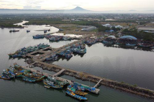 epa13269794 An aerial view of fishermen returning from sea at the traditional fishing port in Banda Aceh, Indonesia, 29 September 2026. The Meteorology, Climatology, and Geophysics Agency (BMKG) issued an early warning for high waves up to four meter meters—expected to occur in several Indonesian regions.  EPA/HOTLI SIMANJUNTAK