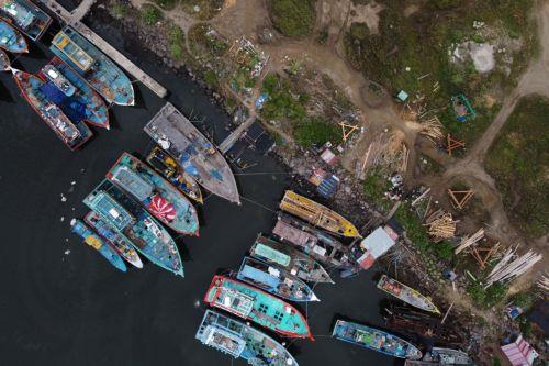 epa13269795 An aerial view of fishermen returning from sea at the traditional fishing port in Banda Aceh, Indonesia, 29 September 2026. The Meteorology, Climatology, and Geophysics Agency (BMKG) issued an early warning for high waves up to four meter meters—expected to occur in several Indonesian regions.  EPA/HOTLI SIMANJUNTAK