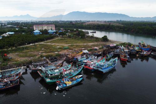 epa13269797 An aerial view of fishermen returning from sea at the traditional fishing port in Banda Aceh, Indonesia, 29 September 2026. The Meteorology, Climatology, and Geophysics Agency (BMKG) issued an early warning for high waves up to four meter meters—expected to occur in several Indonesian regions.  EPA/HOTLI SIMANJUNTAK